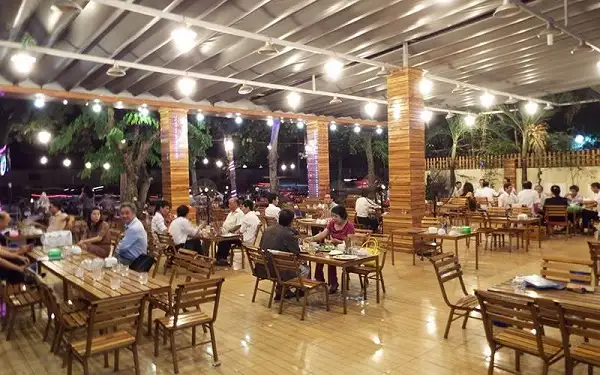 Thanh lý quán nhậu giúp giải quyết khó khăn tài chính nhanh chóng nhưng có thể gặp rủi ro về giá trị tài sản không như mong đợi.
