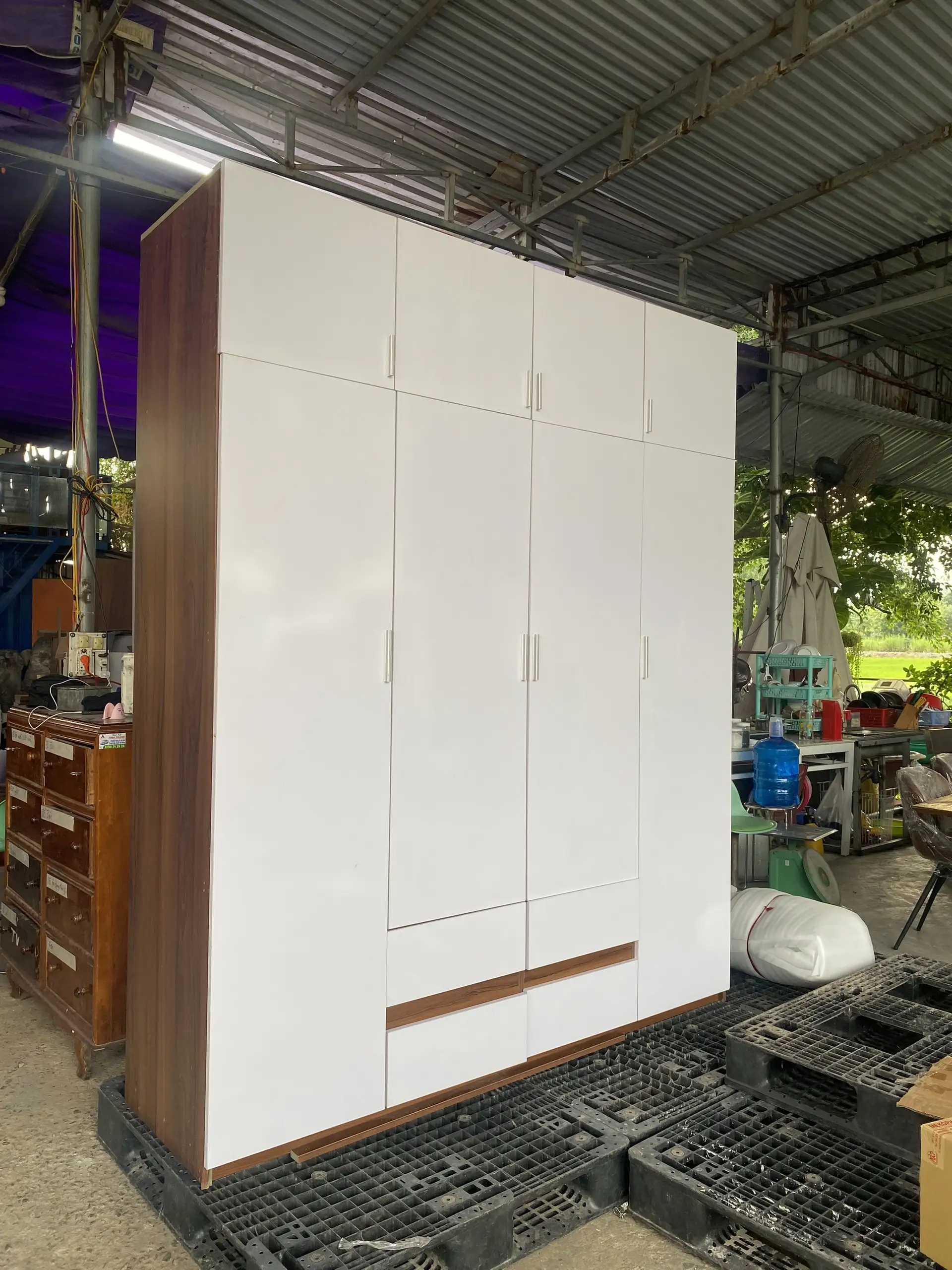 Tủ đựng đồ màu trắng SP001080